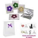 Espejo plateado con una flor grande, y con un peine en el interior, con caja de acetato con lazo morado de lunares y tarjeta per
