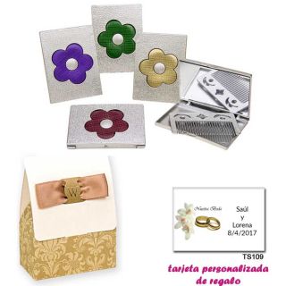 Espejo plateado con una flor grande, y con un peine en el interior, con caja de elgante estampado marrón y blanco, y tarjeta per