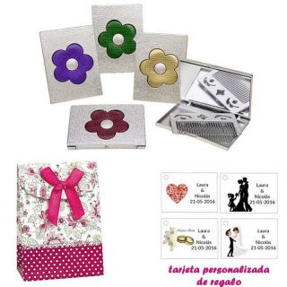 Espejo plateado con una flor grande, y con un peine en el interior, con caja de flores y lazo fucsia, y tarjeta personalizada