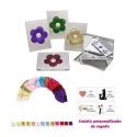 Espejo plateado con una flor grande, y con un peine en el interior, con bolsa de raso multicolor, y tarjeta personalizada