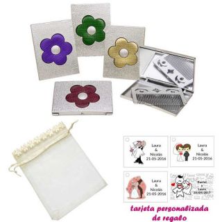 Espejo plateado con una flor grande, y con un peine en el interior, con bolsa de organza con flores en el filo de color beige, y