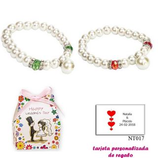 Pulsera de perlas blancas con piedras de colores surtidos en rojo o verde