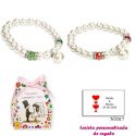Pulsera de perlas blancas con piedras de colores surtidos en rojo o verde