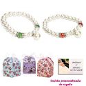 Pulsera de perlas blancas con piedras de colores surtidos en rojo o verde