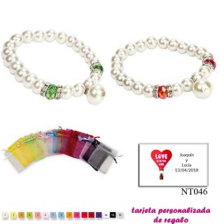 Pulsera de perlas blancas con piedras de colores surtidos en rojo o verde
